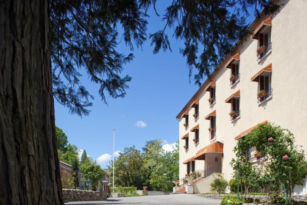 Logis Hotel Restaurant Les Cedres Joyeuse Exterior foto