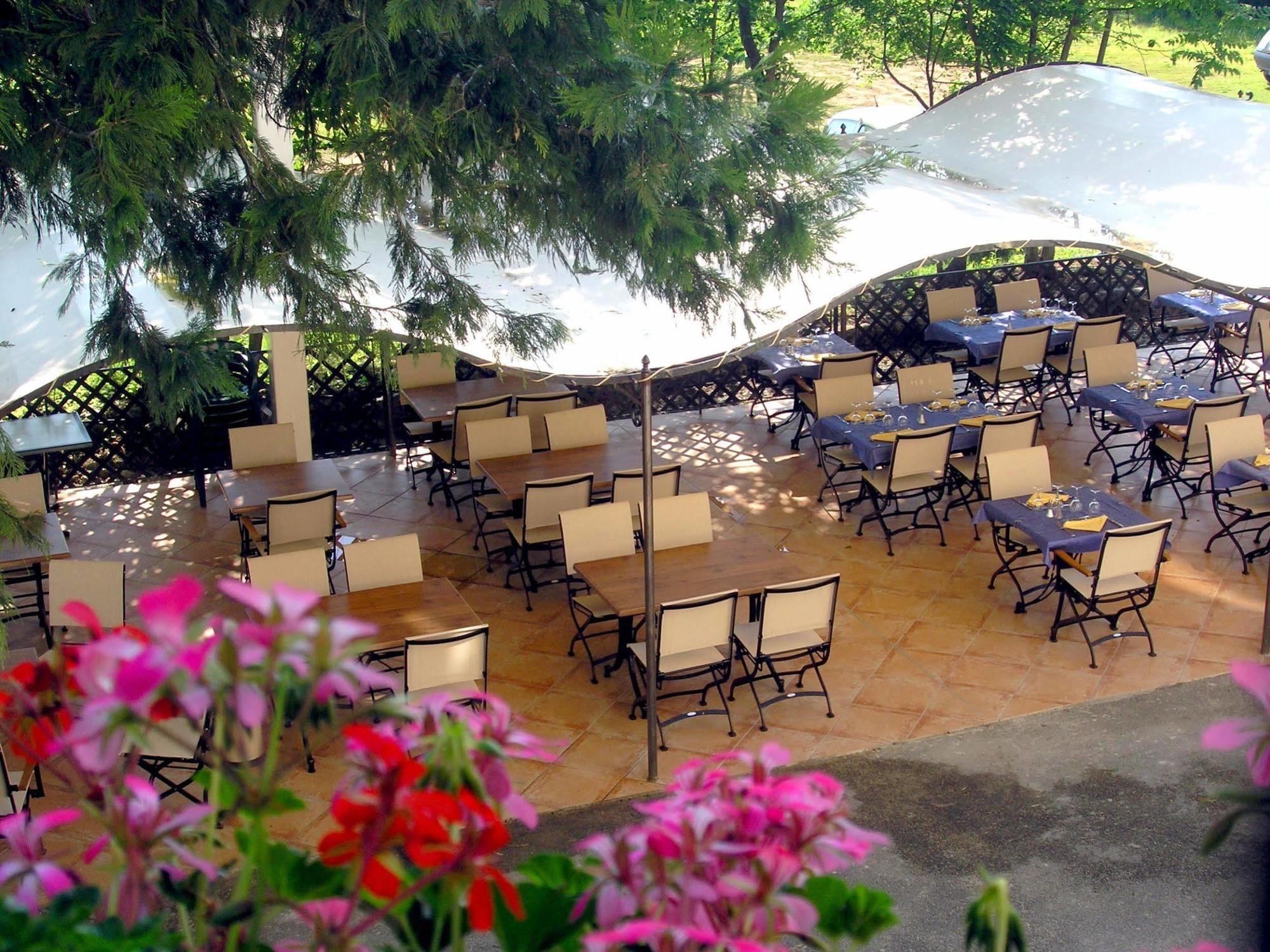 Logis Hotel Restaurant Les Cedres Joyeuse Exterior foto
