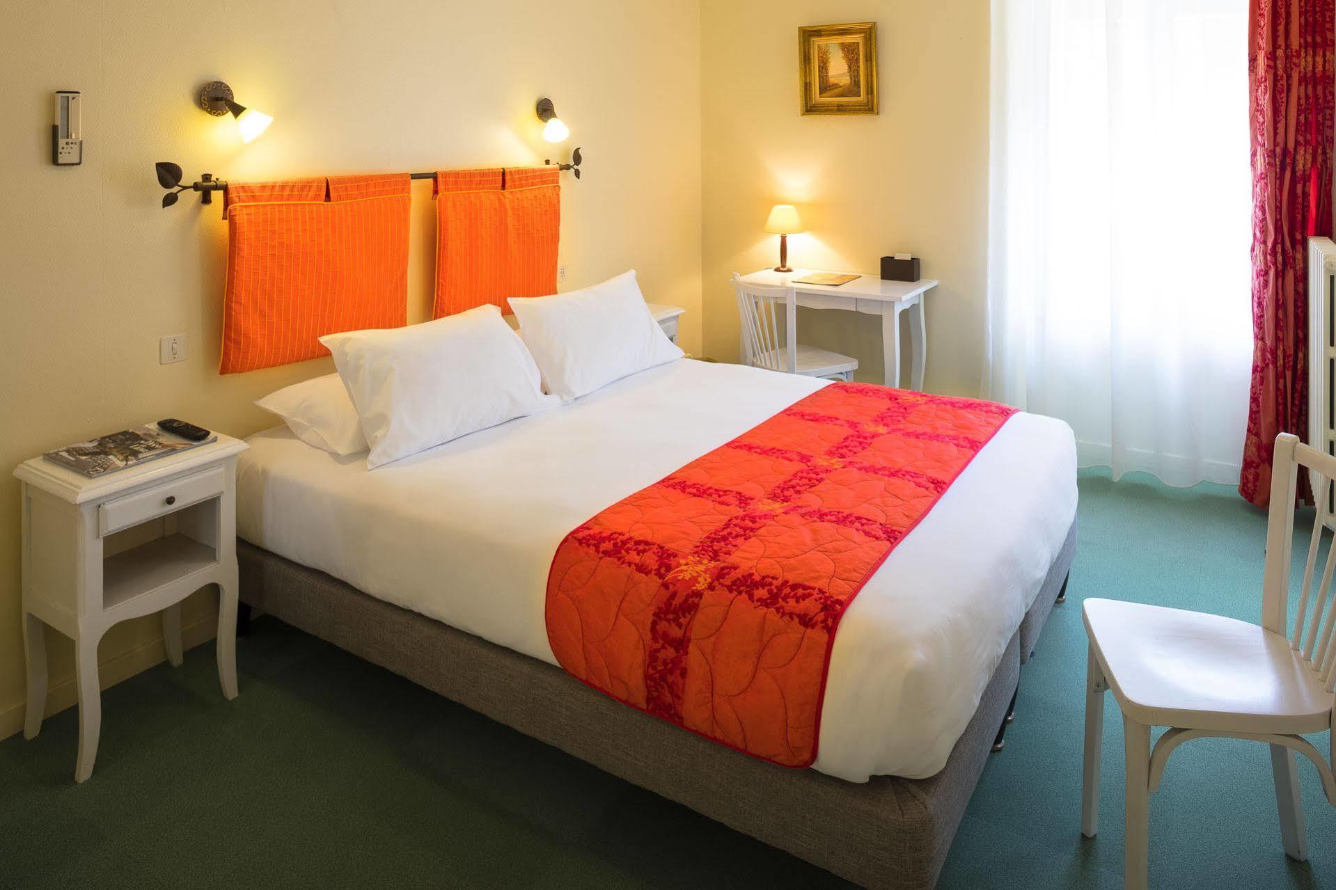 Logis Hotel Restaurant Les Cedres Joyeuse Exterior foto